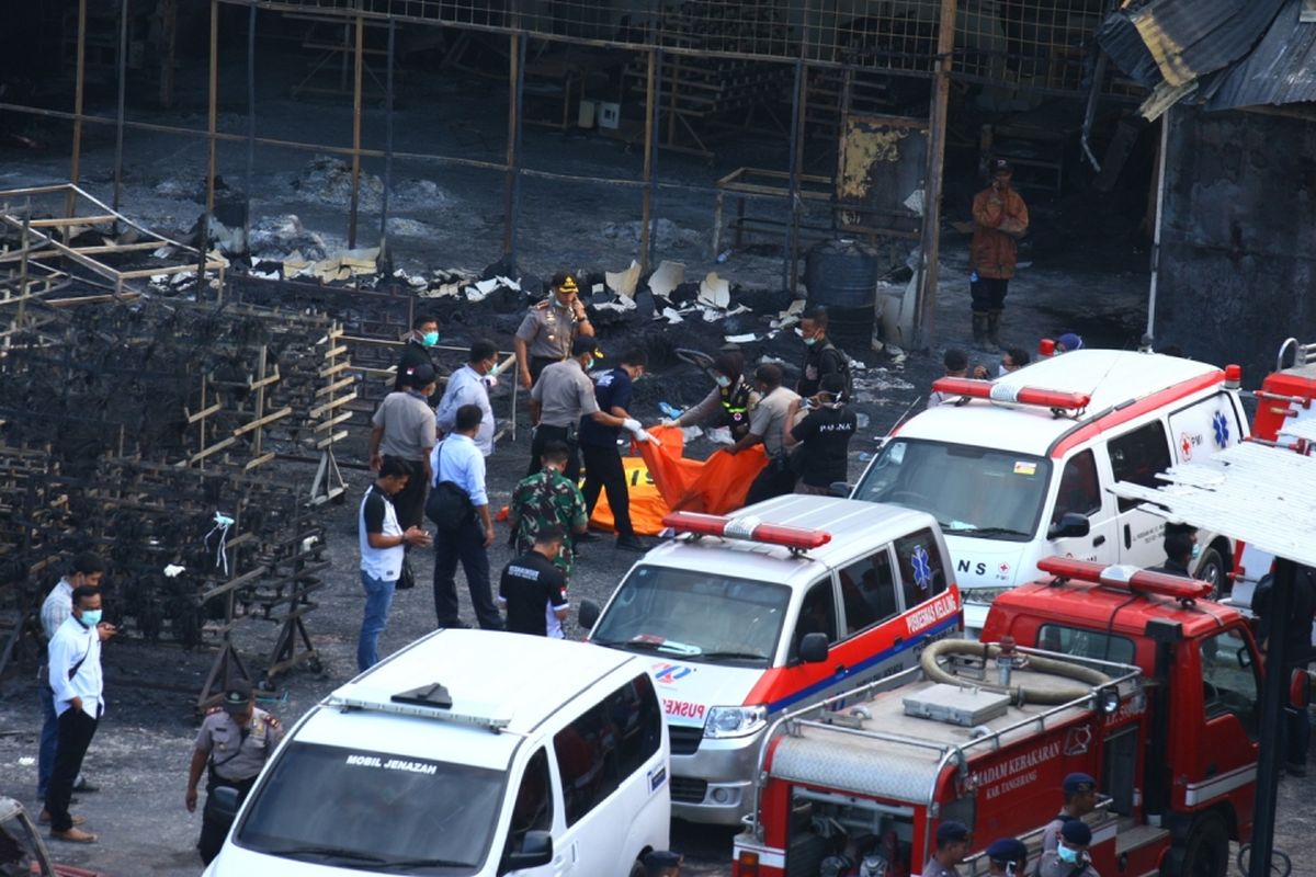 Personel Kepolisian Polda Metro Jaya mengevakuasi jenazah korban kebakaran pabrik kembang api di Kosambi, Tangerang, Banten, Kamis (26/10/2017). Kebakaran yang diduga akibat dari ledakan salah satu tempat pembuatan kembang api yang baru beroperasi dua bulan ini menewaskan setidaknya 47 orang karyawan dan puluhan lainnya terluka bakar. 