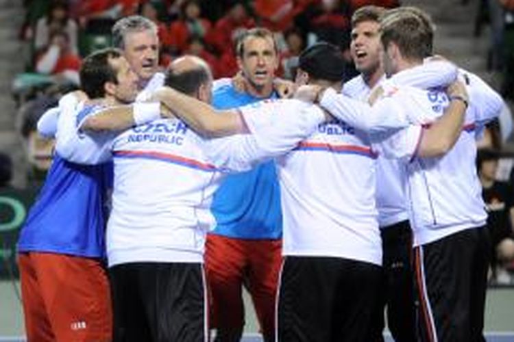 Petenis Ceko Radek Stepanek (kiri) dan Lukas Rosol (4 dari kiri) merayakan kemenangan mereka atas ganda Jepang Tatsuma Ito/Yasutaka Uchiyama pada hari kedua perempat final Davis Cup, Sabtu (5/4/2014). Stepanek/Rosol menang 6-4, 6-4, 6-4.