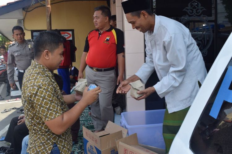 Seusai melaksanakan shalat Jumat di Masjid Bustanul Jannah menerima nasi jangkrik yang dibagikan gratis oleh Polres Kudus,  Jateng,  Jumat (29/9/2017)