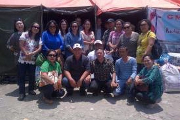 Para pegawai dan dokter Dinas Kesehatan Medan seusai menyerahkan bantuan uang ke pengungsi erupsi Gunung Sinabung di Kabanjahe, Kabupaten Karo, Sumatera Utara, Sabtu (8/3/2014).