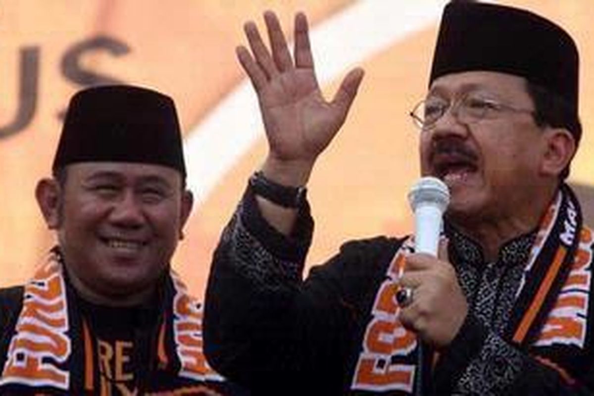 Calon Gubernur DKI Jakarta (kanan) Fauzi Bowo didampingi calon Wakil Gubernur Nachrowi Ramli, berorasi saat kampanye di GOR Soemantri Bojonegoro, Jakarta Pusat, Sabtu (30/6/2012). 