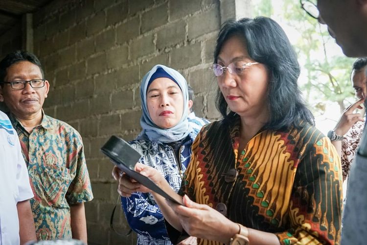 Direktur Jenderal Industri Kecil, Menengah, dan Aneka (IKMA) Kemenperin Gati Wibawaningsih memeriksa produksi cangkul di Pasuruan, Jawa Timur, Rabu (18/12/2019).