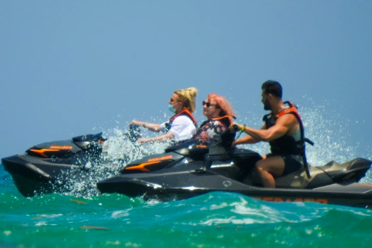Britney Spears babymoon dan main jet ski di pantai Cabo, Meksiko