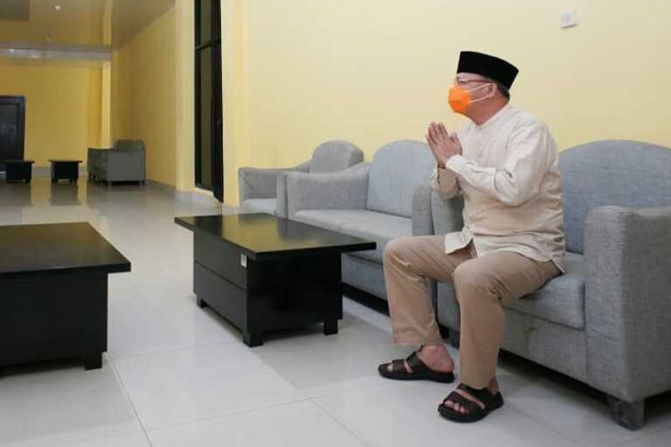 Gubernur Bengkulu Rohidin Mersyah bersilahturahmi dengan tenaga medis yang dikarantina, Selasa (26/05/2020). 