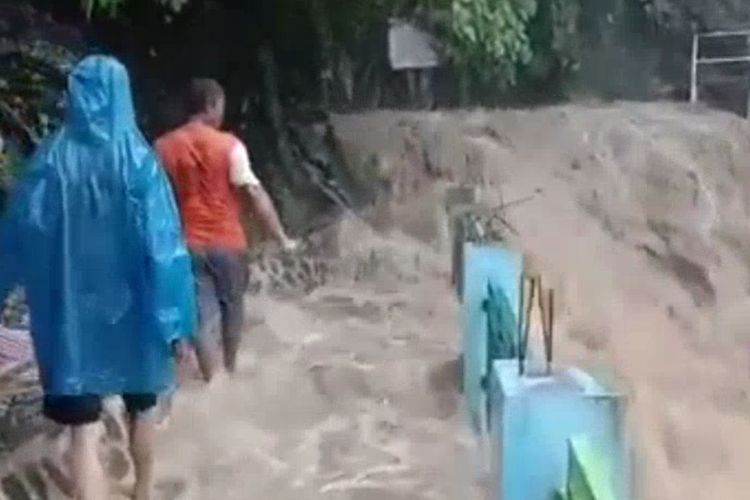 Tangkapan layar video meluapnya air sungai di obyek wisata Green Canyon Karawang, Kamis (4/11/2021) sore.