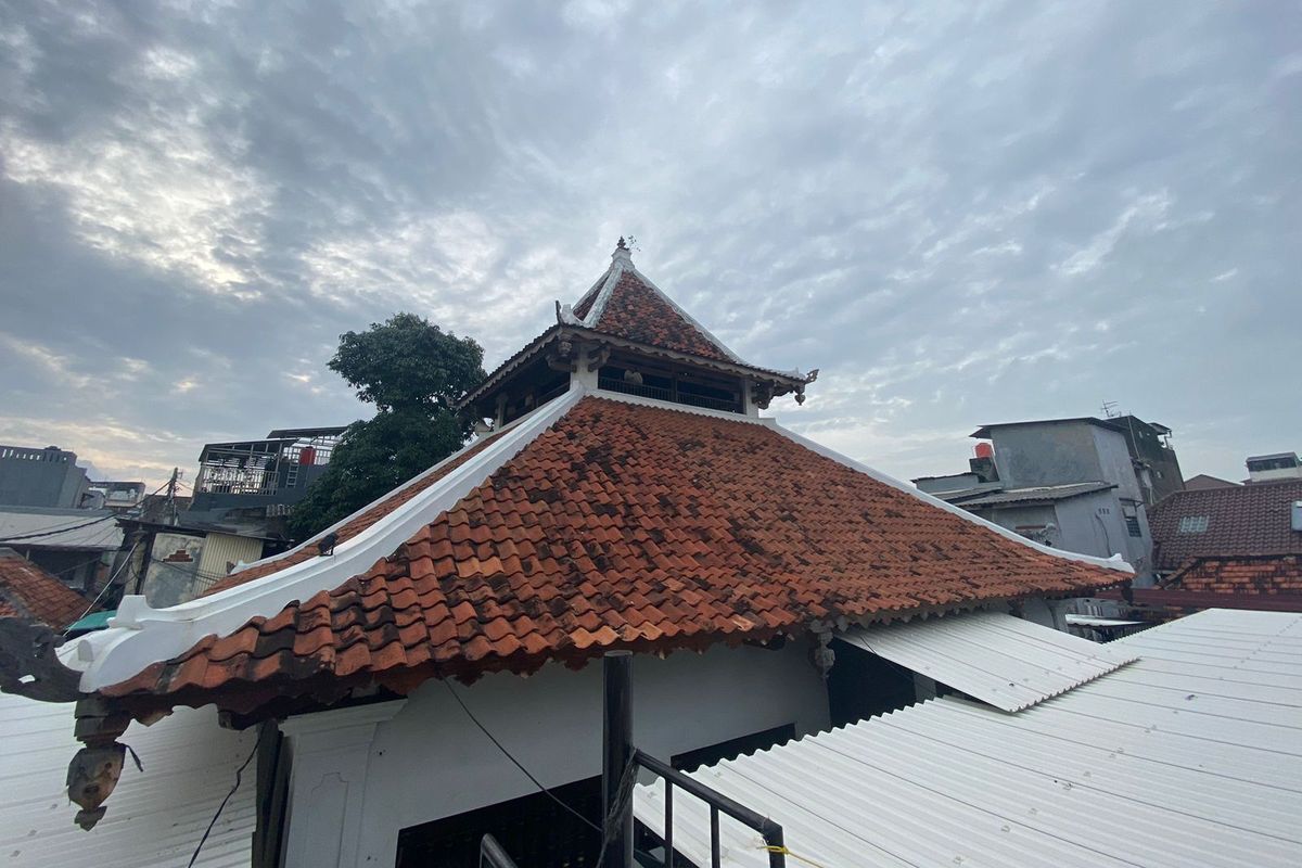 Atap dari Masjid Jami Al Anwar yang juga dikenal sebagai Masjid Angke di Jakarta Barat. 