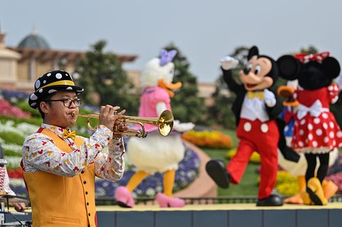 Disney to Sack 28,000 Theme Park Staff as Visitor Attendance Plunges