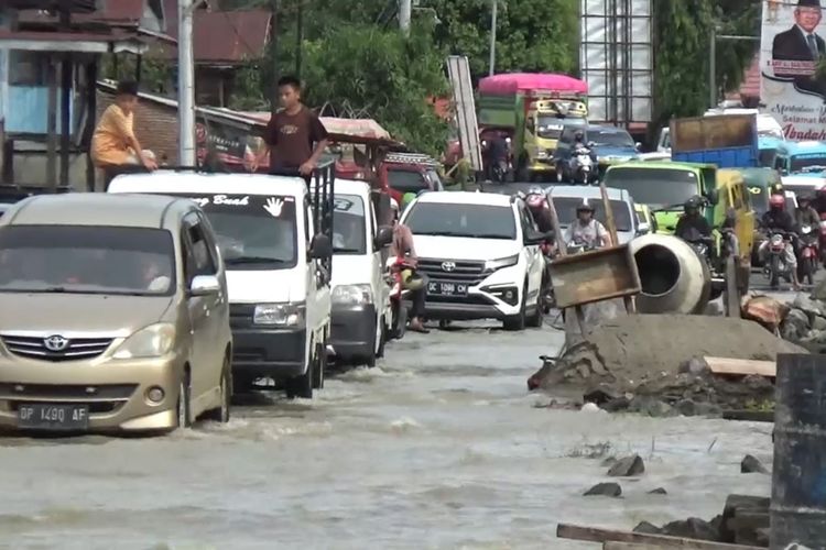 Sungai Matakali Meluap, Jalan Trans Sulawesi Terendam Banjir *** Local Caption *** Sungai Matakali Meluap, Jalan Trans Sulawesi Terendam Banjir