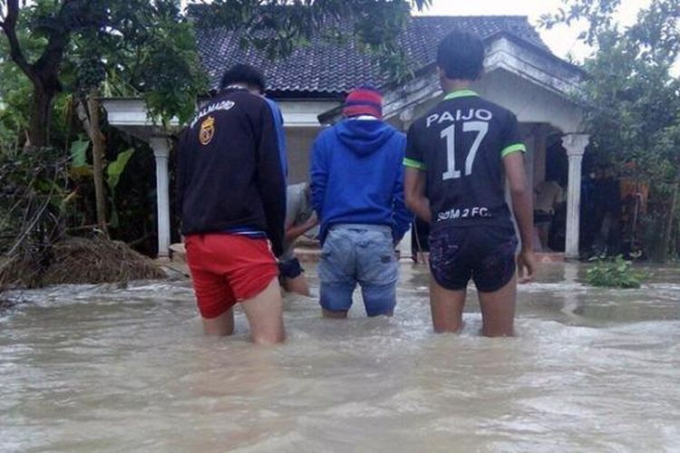 Banjir akibat luapan Kali Lamong di Desa Wotansari, Kecamatan Balongpanggang, Gresik, Kamis (2/2/2017).