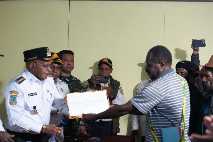 Setelah Setahun Dialog, Masyarakat Adat Serahkan Tanah untuk Kantor Bupati Puncak Papua