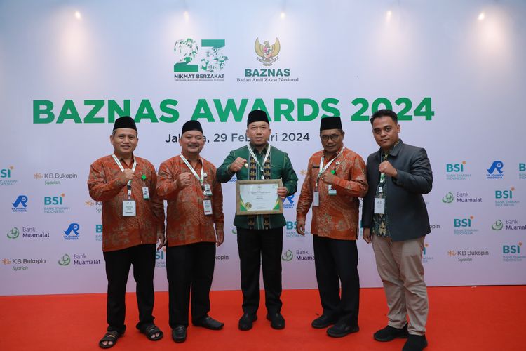Penerimaan penghargaan yang diberikan kepada Bupati Siak Alfedri dalam ajang Baznas Award 2024.