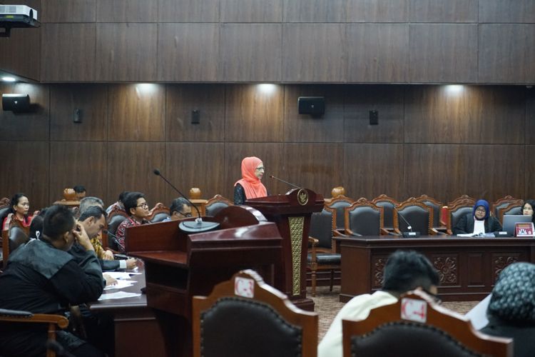 Farida Saleh, salah seorang warga Jemaah Ahmadiyah Depok menuturkan peristiwa penyegelan masjid Al-Hidayah milik warga Ahmadiyah di Sawangan, Depok, Jawa Barat.  Farida menyampaikan kisahnya tersebut saat menjadi saksi dalam sidang uji materi atas UU No. 1 PNPS tahun 1965 tentang Pencegahan Penyalahgunaan dan/atau Penodaan Agama di Mahkamah Konstitusi (MK), Jakarta Pusat, Senin (23/10/2017).
