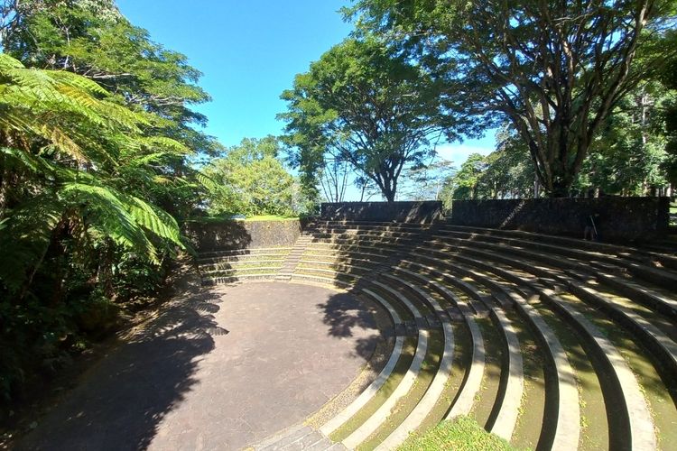 Amphitheater di Bukit Doa Mahawu, Tomohon, Sulawesi Utara. Tempat ini biasanya digunakan untuk pertunjukan seni, peribadatan dan foto prewedding.