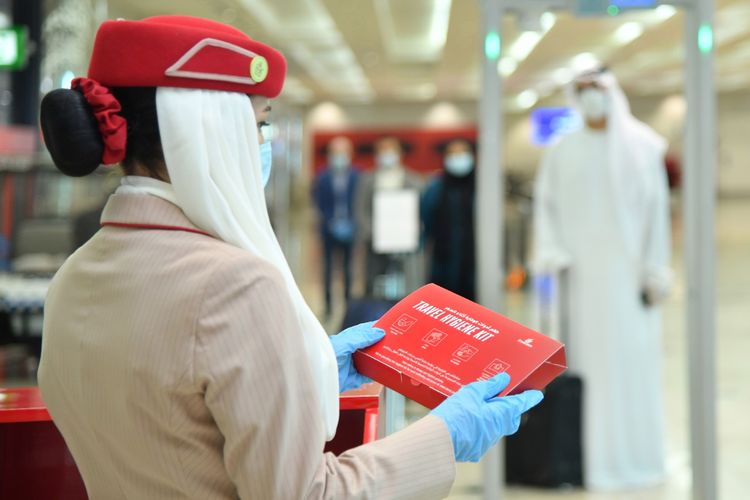 Awak kabin Emirates dengan paket kebersihan dari Emirates untuk para penumpang