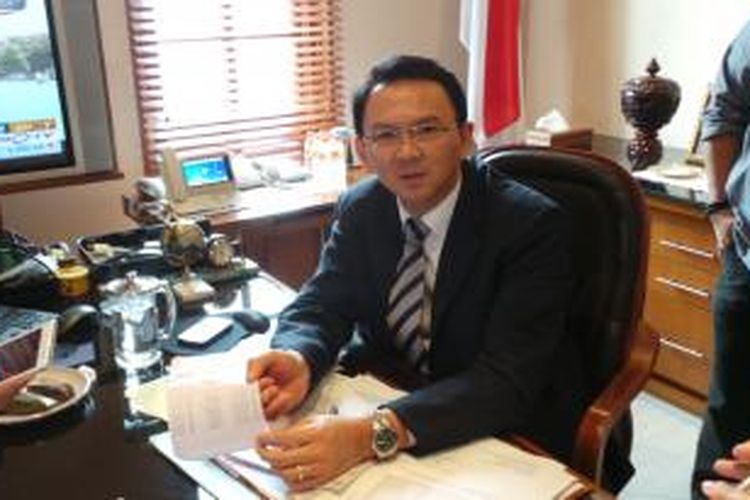 Wakil Gubernur DKI Jakarta Basuki Tjahaja Purnama saat membuka tabungannya selama menjadi Wagub DKI.
