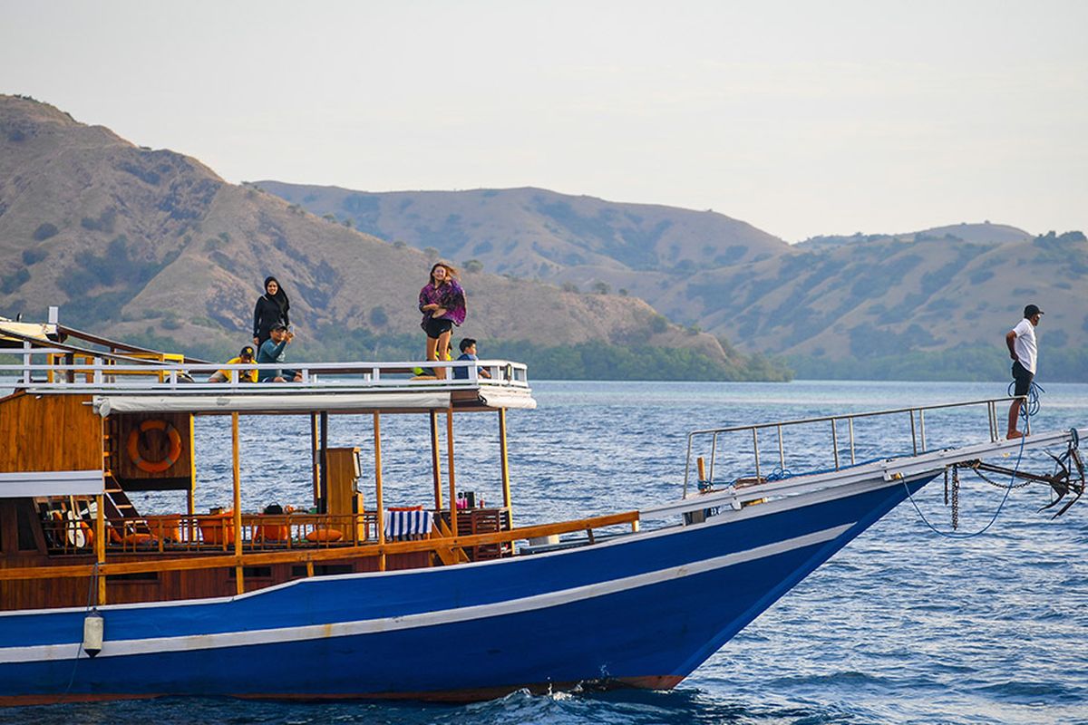 Foto dirilis Minggu (4/7/2021), memperlihatkan wisatawan berpose di atas perahu pinisi di sekitar Pulau Kalong, Nusa Tenggara Timur. Pandemi Covid-19 yang menghantam sektor pariwisata, membuat pemerintah terus melakukan penataan di kawasan Labuan Bajo dengan harapan dapat mendongkrak pertumbuhan ekonomi dan pariwisata yang menurun saat ini.