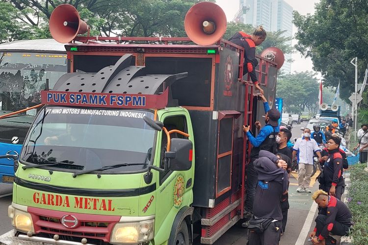 UMR Tangerang Raya atau UMR Tangerang 2023 naik. Misalnya UMK Tangerang Kota naik 6,97 persen, lalu UMR Tangerang Selatan 6,34 persen, sementara gaji UMR Tangerang Kabupaten yaitu naik 7,02 persen.