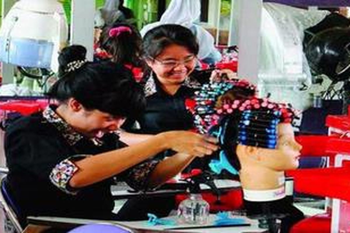 Siswa Program Kecantikan Rambut SMKN 9 Bandung mempraktikkan penataan rambut pada boneka. Lulusan program kecantikan rambut banyak dibutuhkan untuk bisnis salon kecantikan yang terus berkembang.