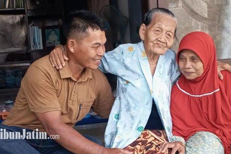 Mbah Wiji (tengah) diapit Suyadi cucunya dan Marmi anaknya yang terpisah puluhan tahun dalam artikel berjudul 'Dikira Meninggal Disapu Tsunami 2004, Ibu dan Anak asal Tulungagung Kembali Bertemu Setelah Puluhan Tahun (Tribun Jatim/David Yohanes)
