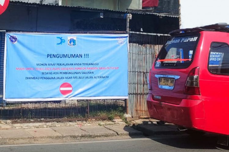 Lalu lintas Jalan Swadaya, Pondok Ranggon, Jakarta Timur, mulai dialihkan pada 28 Juli 2023.