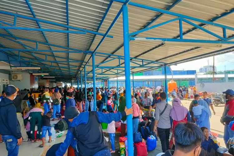 Ribuan calon penumpang berdesakan meninggalkan Pelabuhan Yos Sudarso Ambon dengan tiga kapal milik Pelni, Kamis (12/5/2022)