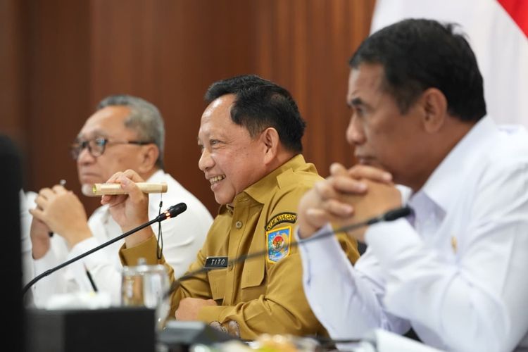 Jelang Nataru, Mendagri Tito Tekankan Pentingnya Penyaluran Bansos dan Operasi Pasar