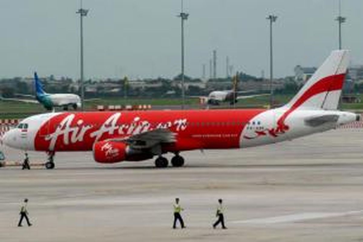 Pesawat AirAsia di Bandara Soekarno-Hatta, 28 Desember 2014. Pesawat AirAsia QZ8501 yang mengangkut 155 penumpang serta 7 awak, hilang kontak pada Minggu pagi, saat penerbangan dari Surabaya menuju Singapura.