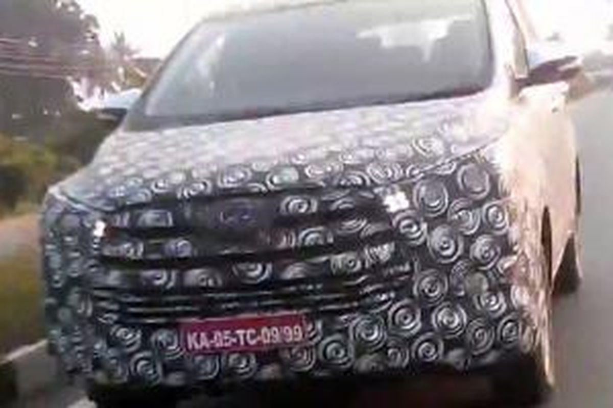 Kamuflase Toyota Innova di India. DRL tidak bisa disembunyikan.