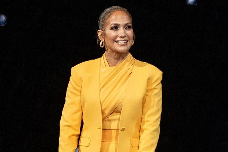 Penyanyi dan aktris Jennifer Lopez berbicara di panggung pada acara Oprah's 2020 Vision: Your Life in Focus Tour di The Forum, Inglewood, California, pada 29 Februari 2020.