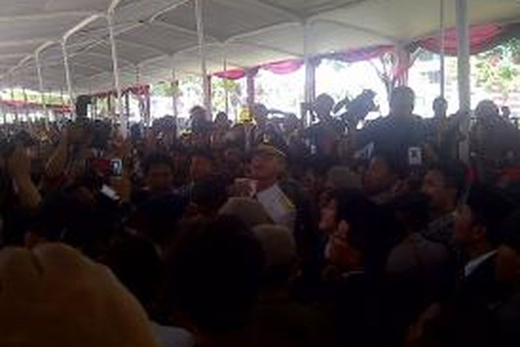Gubernur Jawa Tengah Ganjar Pranowo menjadi rebutan antara wartawan dan warga di Jalan Pahlawan depan Gedung Gubernur Jawa Tengah yang dijadikan tempat pesta rakyat, sayangnya saat Ganjar keluar pesta itu telah bubar, Jumat (23/8/2013)