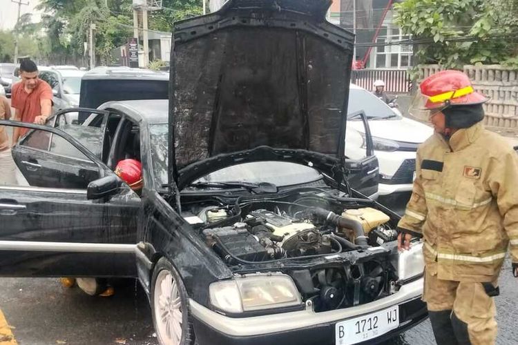 Mercedes Benz Terbakar di Jalan Transyogi Cileungsi, Diduga Korsleting Listrik