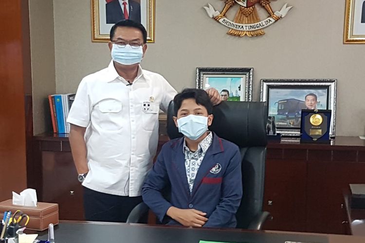 
Muhammad Ilham, siswa Cahaya Rancamaya Islamic Boarding School, saat diterima Kepala Staf Kepresidenan Moeldoko dalam rangka peringatan Hari Anak Nasional, Kamis 23 Juli 2020.(DOK. CRIBS)
