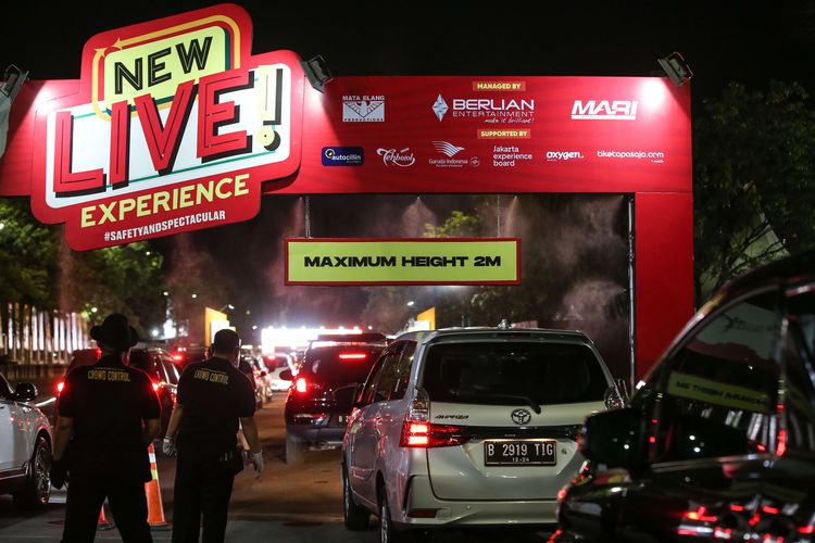 Protoklo kesehatan diterapkan saat pengunjung memasuki area Danamon New Live Experience, Drive-In Concert  di JI Expo, Kemayoran, Jakarta, Sabtu (29/8/2020). Kahitna tampil dalam hari pertama acara Drive-In Concert perdana di Jakarta.