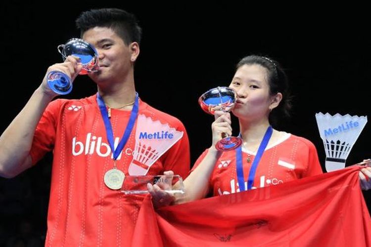 Pasangan ganda campuran Indonesia, Praveen Jordan/Debby Susanto, mencium trofi juara All England 2016 yang didapat setelah mengalahkan pasangan Denmark, Joachim Fischer Nielsen/Christinna Pedersen, di Birmingham, Minggu (13/3/2016).