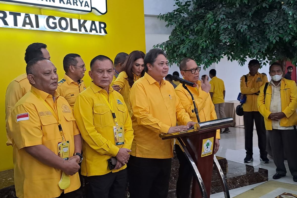 Ketua Umum Partai Golkar Airlangga Hartarto menyampaikan hasil Rakernas 2023 Golkar dalam jumpa pers di kantor DPP Partai Golkar, Jakarta Barat, Minggu (4/6/2023). 