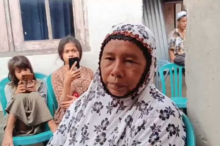 Jamiatun(58) warga desa Sesela, Gunung Sari Lombok Barat, usai pemakaman anaknya Samsul Faruzal, anggota KPPS Desa Sesela, yang meninggal dunia, diduga karena kelelahan jalani tugasnya.