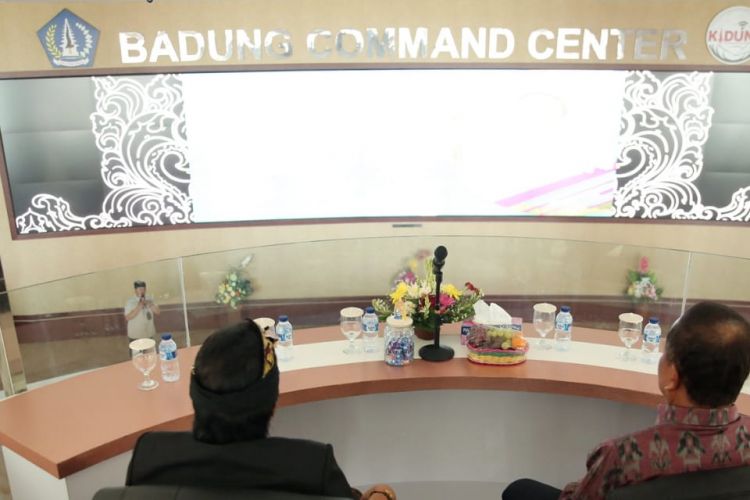 Setelah meresmikan Forum Kelitbangan 2019 Kabupaten Badung, Menristekdiktid dan rombongan mengunjungi fasilitas Badung Command Center (21/2/2019).