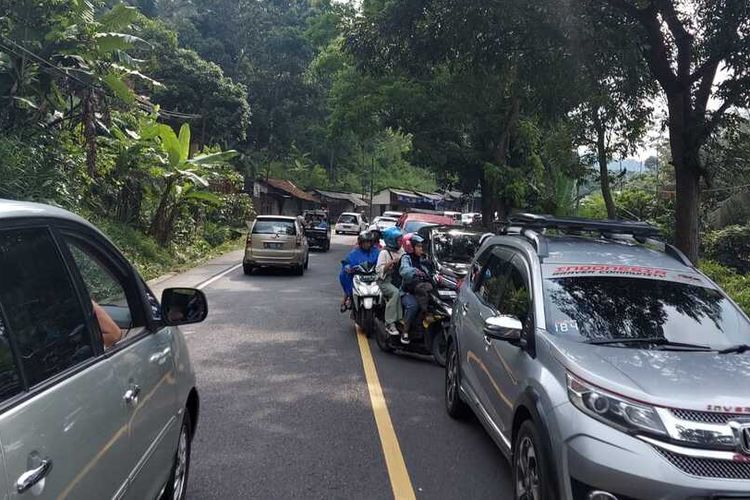 Kepadatan kendaraan pemudik dari arah Bandung-Tasikmalaya dan sebaliknya terus terjadi di Tanjakan Gentong, Kabupaten Tasikmalaya, Jawa Barat, Minggu (23/4/2023).