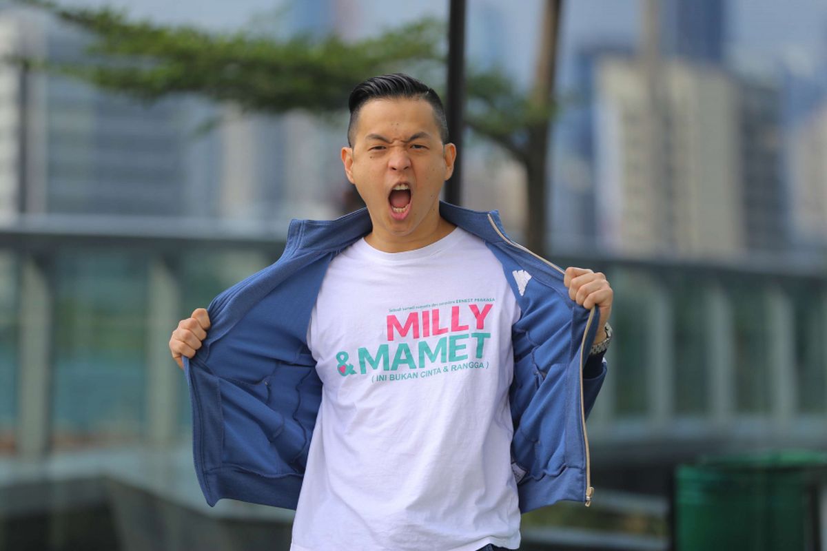 Ernest Prakasa berpose di sela-sela media visit promo film Milly dan Mamet, di Menara Kompas, Palmerah, Jakarta, Senin (17/12/2018). Ernest Prakasa menjadi sutradara dalam film drama komedi Milly dan Mamet ini.