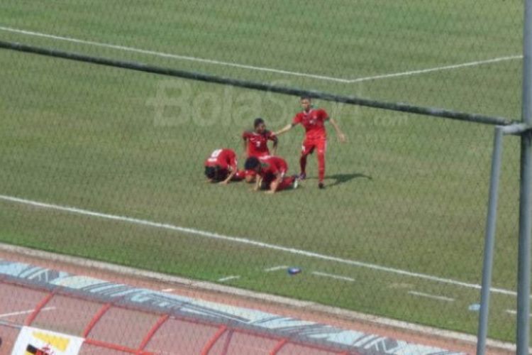 Selebrasi sujud syukur para pemain timnas U-19 Indonesia seusai mencetak gol ke gawang timnas U-19 Brunei pada laga pamungkas Grup B Piala AFF U-18 2017 di Stadion Thuwunna, Yangon, Myanmar, Rabu (13/9/2017). 