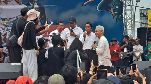 Momen Wajah Ganjar Dielus dan Dicium Penyandang Tunanetra di Balikpapan