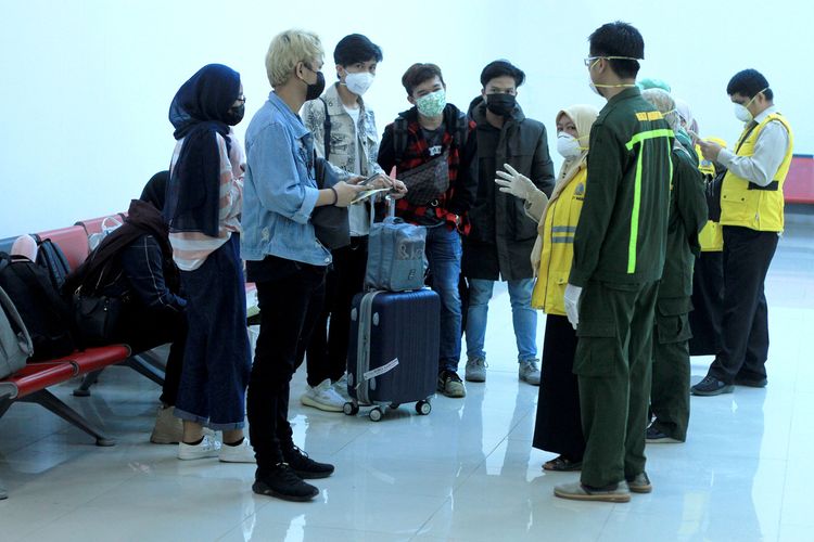 Tujuh mahasiswa asal Sumatera Selatan yang menempuh pendidikan di China saat tiba di Bandara Sultan Mahmud Badaruddin  (SMB) II Palembang, Sabtu (1/2/2020).