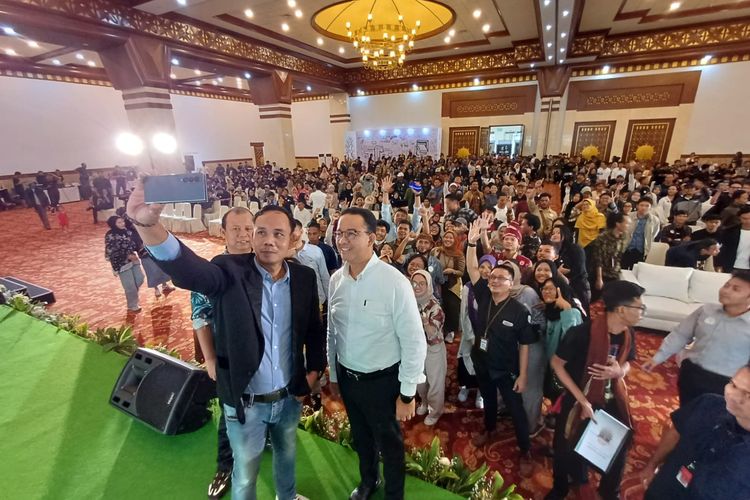 Calon presiden nomor urut 1, Anies Baswedan (kemeja putih) bersama Direktur Walhi Nasional Zenzi Suhadi dan para peserta dalam acara Konferensi Orang Muda di Balai Kartini, Jakarta Selatan, Sabtu (25/11/2023)