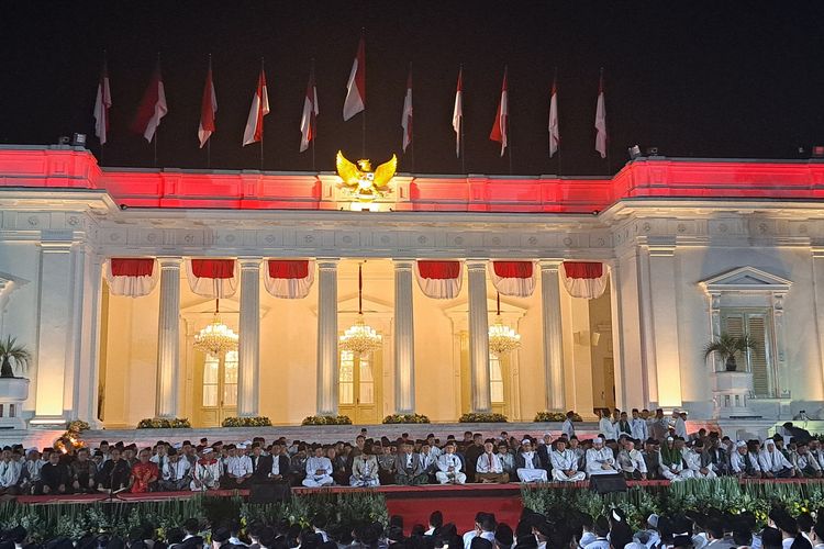 Presiden Joko Widodo, Wakil Presiden Ma'ruf Amin, beserta sejumlah menteri dan tokoh agama menghadiri acara zikir dan doa kebangsaan dalam rangka 78 tahun Indonesia merdeka di halaman Istana Merdeka, Jakarta, Selasa (1/8/2023) malam.