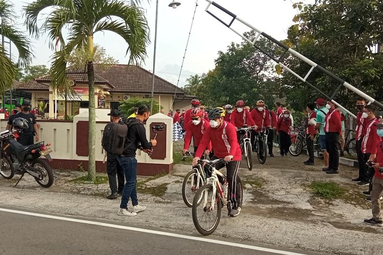 Pimpinan KPK Firli Bahuri (helm hitam kuning) saat bersepeda di Ngemplak Sleman, DIY, Jumat (29/10/2021)