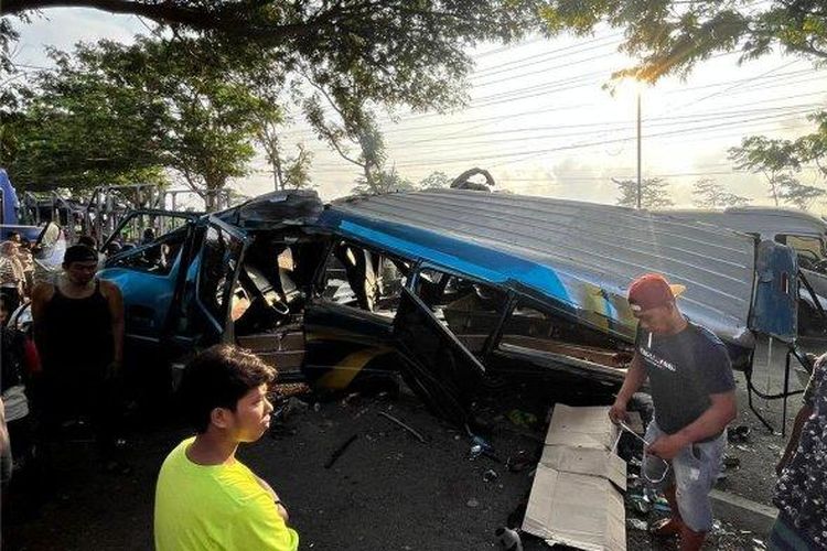 Elf yang terlibat kecelakaan maut di Jalan Raya Situbondo-Banyuwangi, Senin (23/9/2024). 