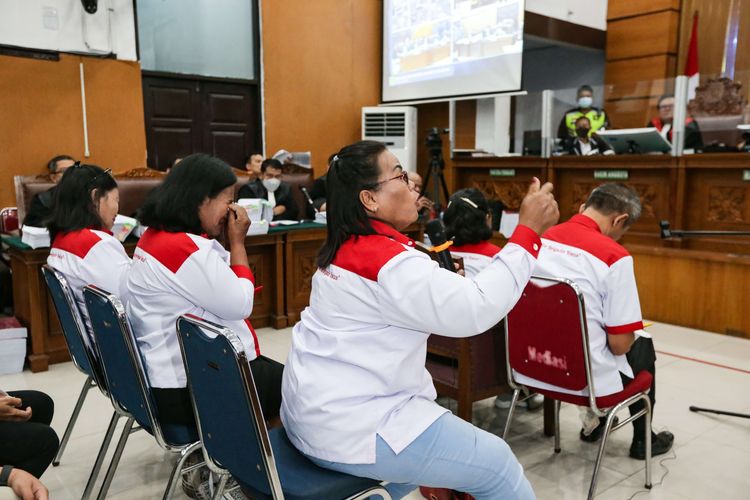 Saksi Roslin Emika Simanjuntak (tante Brigadir J) saat mengikuti persidangan dengan terdakwa Richard Eliezer Pudihang Lumiu di Pengadilan Negeri, Jakarta Selatan, Selasa (25/10/2022). Sebanyak 12 orang termasuk pihak keluarga Nofriansyah Yosua Hutabarat atau Brigadir J dihadirkan jaksa penuntut umum (JPU) sebagai saksi.