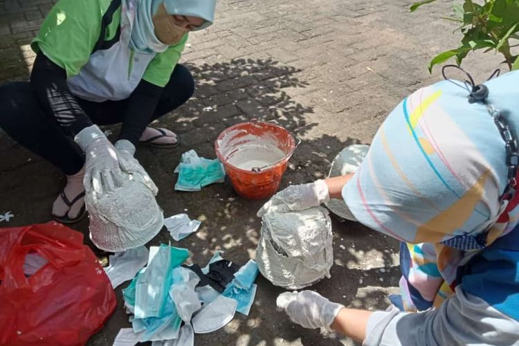 Mengubah Limbah Masker Bekas Jadi Pot Bunga di Bank Sampah Banyuwangi, Jawa Timur.