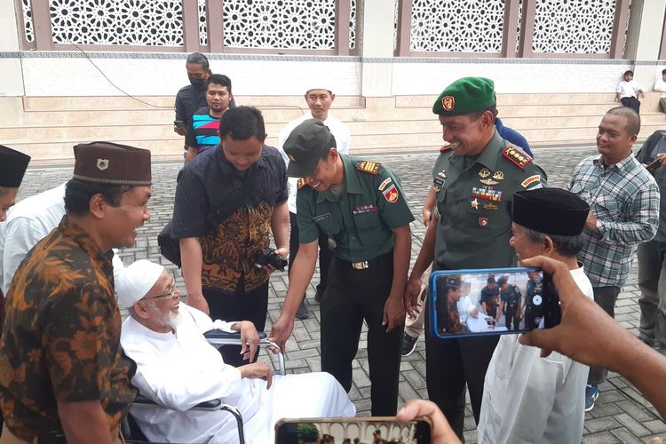 Komandan Korem (Danrem) 074/Warastratama Surakarta Kolonel Inf Anan Nurakhman dan pendiri Pondok Pesantren (Ponpes) Al Mukmin Ngruki Abu Bakar Ba'asyir usai Ikrar Cinta Tanah Air peringatan Hari Pahlawan 2022 di halaman ponpes setempat, Kamis (10/11/2022) sore.