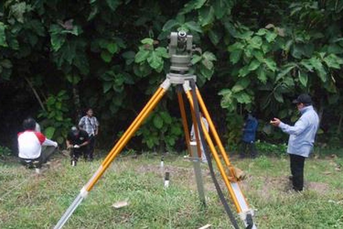 Tim Balai Arkeologi Yogyakarta, Selasa (7/2/2012), kembali memetakan situs Patiayam di Jekulo, Kudus, untuk menentukan zonasi manusia dan hewan purba itu.